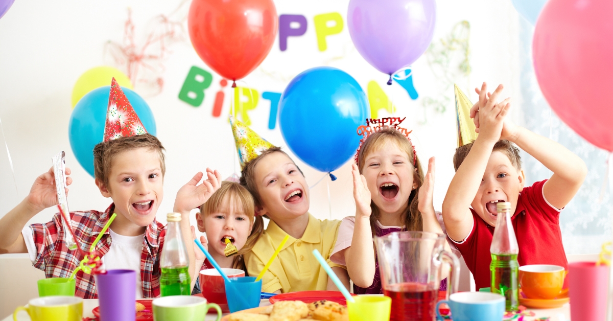 המדריך להפקת יום הולדת בלתי נשכח עם מתנפחים ואטרקציות
